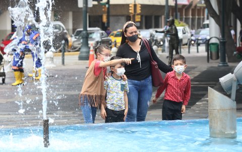 Hecho. En el centro se evidenció mayor número de niños con sus padres.