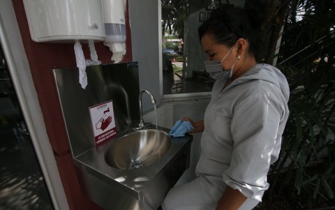 El colegio La Moderna ha colocado lavamanos y puntos donde se realiza la toma de temperatura.