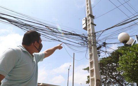 Alzar la mirada implica ver caos en los postes. Pasa en prácticamente todos los vecindarios
