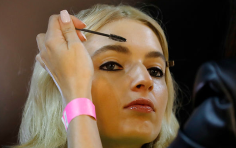 La diseñadora Rebecca Vallance optó por looks con delineado doble.