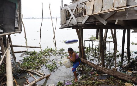 Con agua del río llenan los recipientes los moradores de la ciudadela Maldonado, al norte de Durán, porque la distribución no abastece en ocasiones.