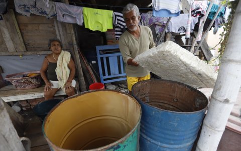 Un residente muestra tanques vacíos. Los vecinos quemaron llantas el pasado lunes y fueron atendidos.