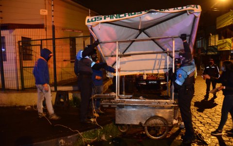 Las restricciones incluyeron un confinamiento los fines de semana (desde las 20:00 de viernes a 05:00 de lunes), pero muchos no lo cumplieron.