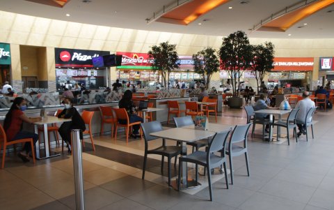 En City Mall, personal monitorea que se cumpla con el aforo permitido.