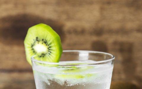 Infusión con agua y rodajas de kiwi.