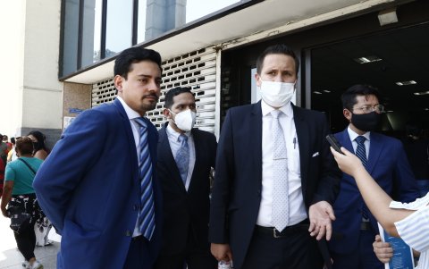 El abogado Alfredo Arboleda (i), defensor de Abdalá Bucaram, calificó el hecho como una nueva victoria.