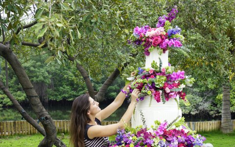 Le gusta decorar las tortas con flores naturales y disfruta de dar rienda suelta a su creatividad.