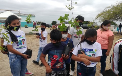 Durante seis meses, los menores que colaboran con este proyecto recibieron capacitaciones para recuperar y proteger los bosques.