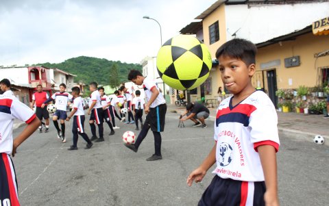 Niños de entre 9 y 14 años acuden a diario a las clases con el entrenador que hace la labor sin fines de lucro.