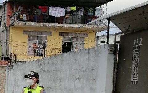 Casa desocupada. En el sector hay casas vacías; en la foto una de las que tiene la puerta forzada. Se notifica en el barrio que estos predios los usan delincuentes.