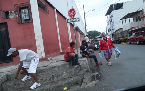 Vicios. En las esquinas próximas a la plaza hay personas que se sientan a beber alcohol. El día del recorrido, la policía los retiró del espacio.
