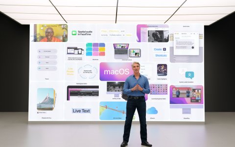 El vicepresidente senior de Ingeniería de Software de Apple, Craig Federighi, muestra una vista previa de las nuevas funciones de macOS Monterey en la Conferencia Mundial de Desarrolladores.