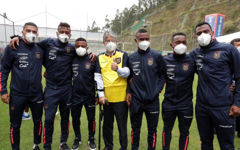 El primer mandatario les deseó éxitos en el encuentro con Perú.