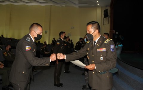 La ceremonia de clausura del diplomado en el que 25 servidores policiales se capacitaron en manejo de situaciones de crisis.