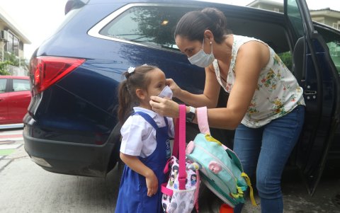 Los padres de familia del colegio Balandra recordaron a sus hijos el uso de mascarilla en todo momento.