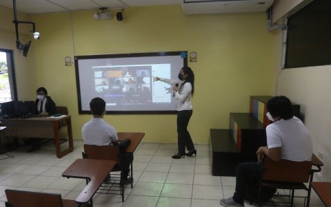 Solo cuatro de los 900 estudiantes del colegio Delfos, volvieron a las aulas. Cada día recibirá a 10 en las diferentes jornadas.
