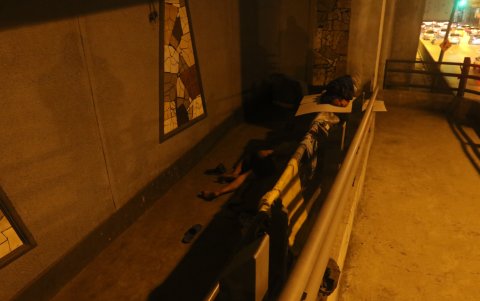 Quienes viven al pie del cruce que se conecta con Serli, en Antepara y García Goyena, están hartos de ser testigos de los robos y tener “un paso peatonal de adorno