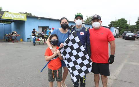 El joven Leonidas Drouet, de apenas 14 años, fue recibido en la meta por toda su familia, tras liderar la categoría Junior.