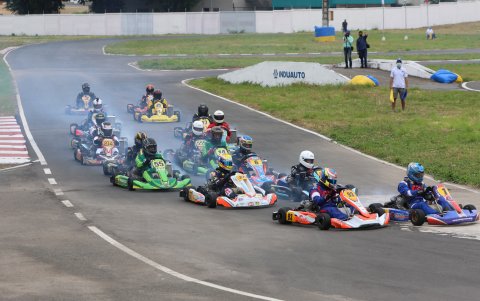 Henry Taleb, del equipo Manejo Seguro y con el monoplaza número 1 (d), ganó la pole el sábado y el domingo se mantuvo al frente.