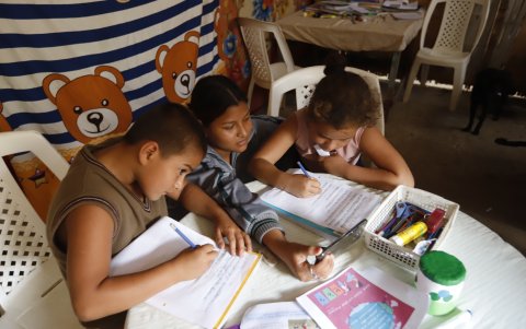 Algunas familias, con más de dos niños en edad escolar, usan el único teléfono celular que tienen a través del cual reciben las tareas.