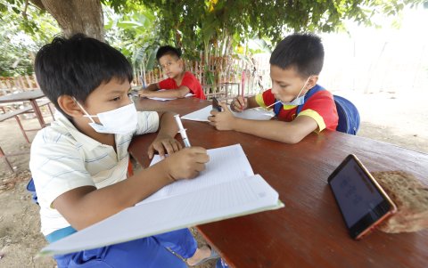 Los niños que habitan en sectores populares de la ciudad se las han ingeniado para poder recibir clases, pese a no tener las herramientas necesarias.
