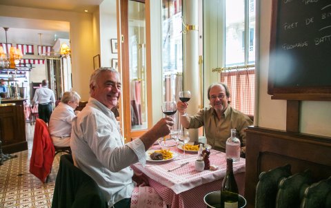 Asistentes al restaurante 'La Fontaine de Mars' brindan de alegría.