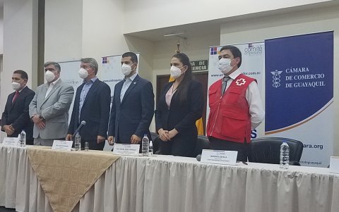 Directivos del Comité Empresarial Ecuatoriano y representantes de algunas de las cámaras de la producción, durante la presentación de este miércoles 9 de junio.