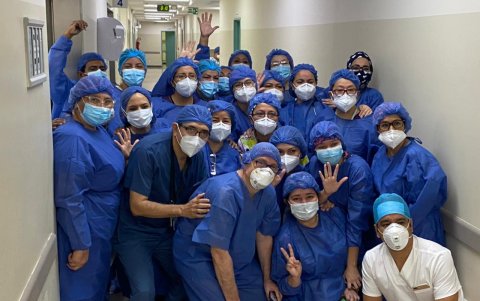 Los doctores que participaron en la cesárea para recibir quintillizos en la maternidad Alfredo G. Paulson.