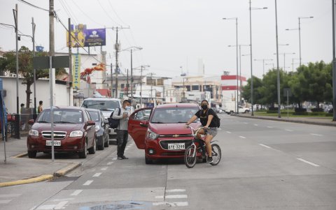 Irrespeto. Esta escena es común en cualquier hora en esta avenida y otras arterias de la urbe: autos invaden el espacio de los biciusuarios, empujándolos a tener que salirse de la ruta.