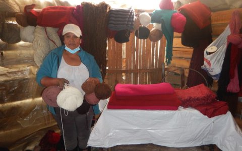 La elaboración de ponchos, chales y otras prendas que dan identidad al Ecuador también son apoyadas por el Instituto.