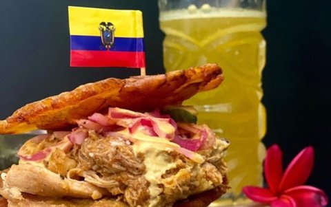 Torre de patacón con seco de pollo, preparación de autor de Alvarado.