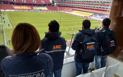Los miembros de la Agencia Metropolitana de Control observan el partido por eliminatorias entre Ecuador y Perú en una suite previamente reservada para otras personas.