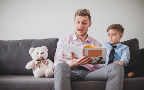 Papá leyendo una historia a su hijo