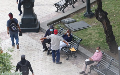 Durante el día ya no se ven familias enteras recorriendo el sitio, apenas unos cuantos se reúnen a charlas por unas pocas horas.