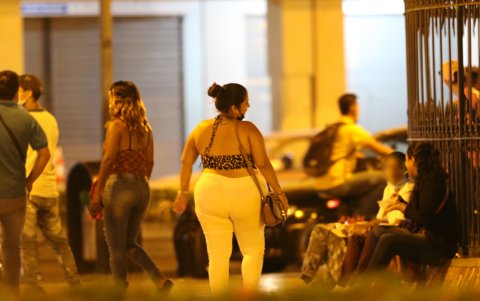 Hecho. Las sexoservidoras se instalan en los exteriores del parque, cada día.