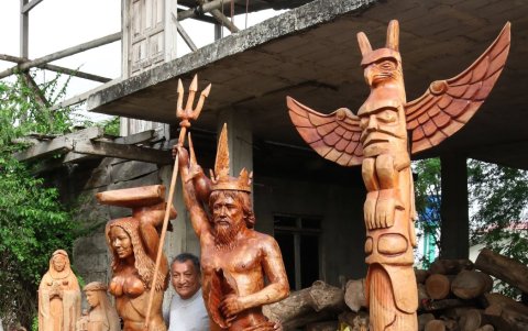 Singulares estatuas talladas en madera por los lugareños agrada a los turistas que pasan por allí.