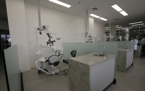 La UEES cuenta con modernos equipos para que los estudiantes de las carreras del área de salud realicen sus prácticas.