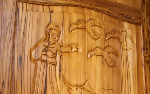 Las puertas talladas en las viviendas buscan ser un sello más de identidad de esta población rural.