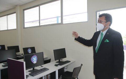 José Calderón, rector del Tecnológico Universitario Argos, muestra las medidas adoptadas para cumplir con el distanciamiento.