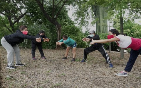 Ejercicios. Un grupo de moradores de Samanes 1 realizan gimnasia en el bosque.