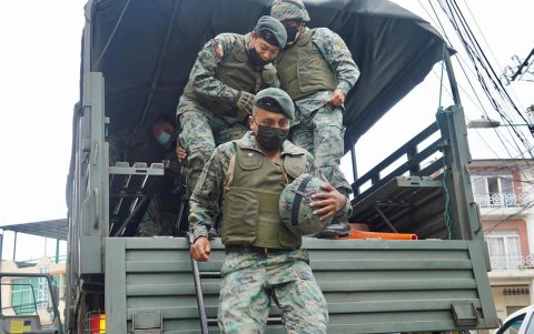 Personal militar patrullan las principales calles del cantón La Libertad.