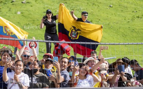 Seguidores ecuatorianos muestran la bandera nacional con la que alentaron ayer a Richie en territorio suizo.