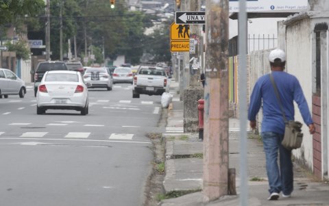 En Miraflores las aceras son tan angostas que una persona con bastón o silla de ruedas tiene dificultades para movilizarse.