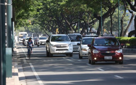 Ante la falta de espacio para movilizarse, los ciclistas se desplazan sobre las aceras en estas zonas.