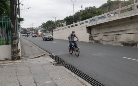 En la Carlos Julio Arosemena no existe ciclovía. Los ciclistas exigen la construcción de un tramo.