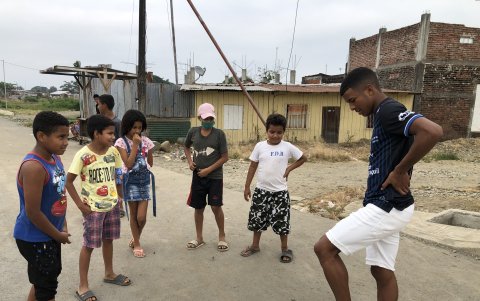Vite departe con los pequeños en el barrio donde vivía en Babahoyo.