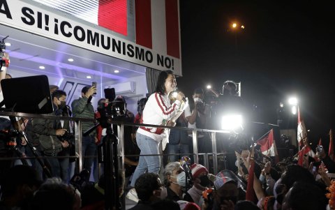 La candidata presidencial derechista Keiko Fujimori se dirige a sus simpatizantes durante una manifestación.