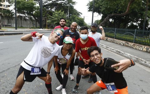 Isuaste (i) cumplió el lunes pasado su media maratón número 100 de las 200 propuestas. El desafío lo cumple a diario desde el 7 de marzo. En la celebración del centenar lo acompañaron amigos.