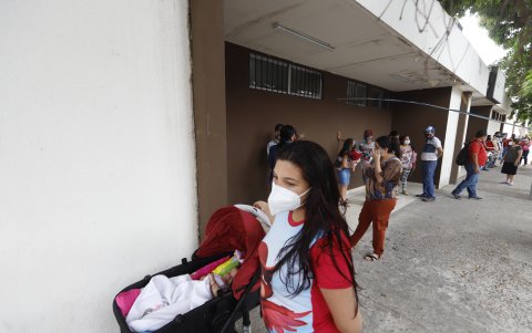 En la mirada de Gabriela Coello se nota la preocupación por la escasez de las vacunas. Ella asistió al dispensario de Sauces III.