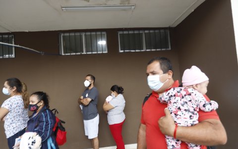 Abel Briones salió desde el kilómetro 26, vía a Daule, para buscar vacuna para su nieta. LLegó hasta Sauces sin encontrar la neumococo, ni rotavirus.